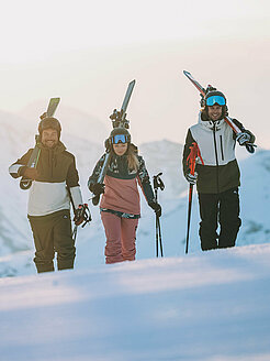 Gruppe beim Skifahren in Obertauern