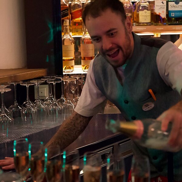 Bad taste. Great mood. Fasching bei uns heißt: ein bischen mutiger, ein bisschen bunter - und ganz viel good vibes&good music! Unkompliziert. Locker. Genau so, wie wir es mögen.