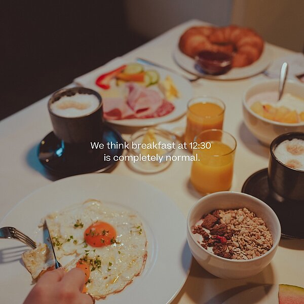 Not for everyone. And that’s kinda the point. Adults Only. Brunch bis 13 Uhr. Drei Restaurants statt Halbpension. Ski-in & ski-out. Ein Spa mit Discokugel.