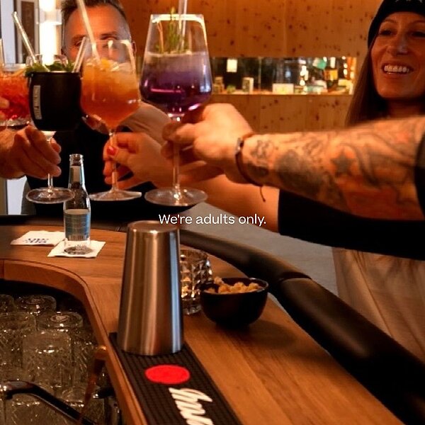 Not for everyone. And that’s kinda the point. Adults Only. Brunch bis 13 Uhr. Drei Restaurants statt Halbpension. Ski-in & ski-out. Ein Spa mit Discokugel.
